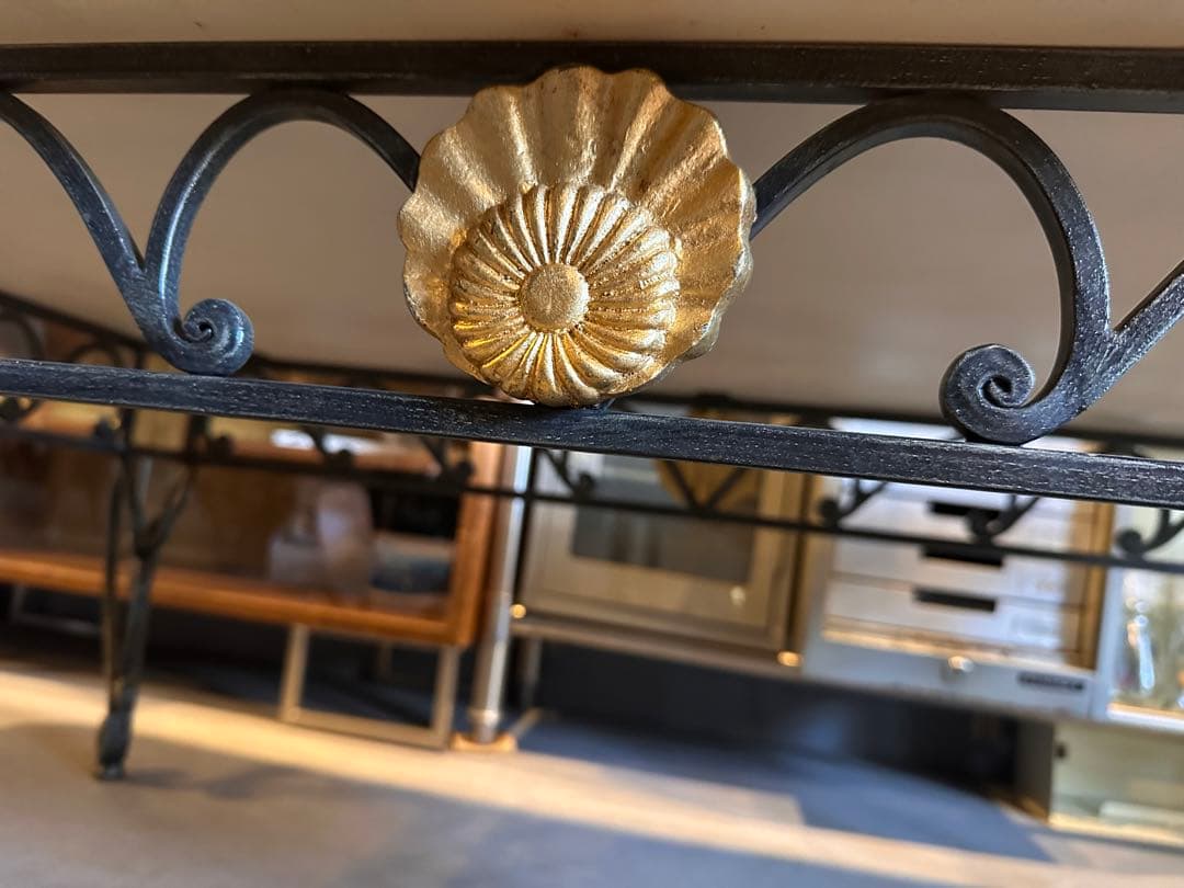 大理石と鉄製の装飾テーブル