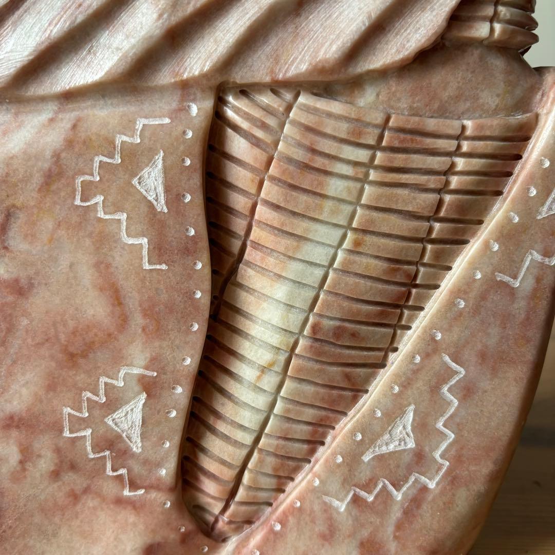 ナバホ族ノーマン・ルイス作 ネイティブアメリカン彫刻　レッドアラバスター製