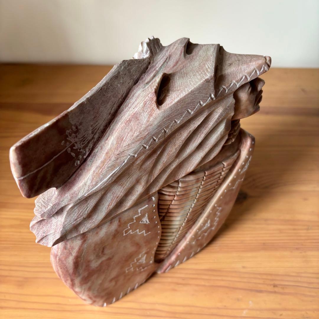 ナバホ族ノーマン・ルイス作 ネイティブアメリカン彫刻　レッドアラバスター製