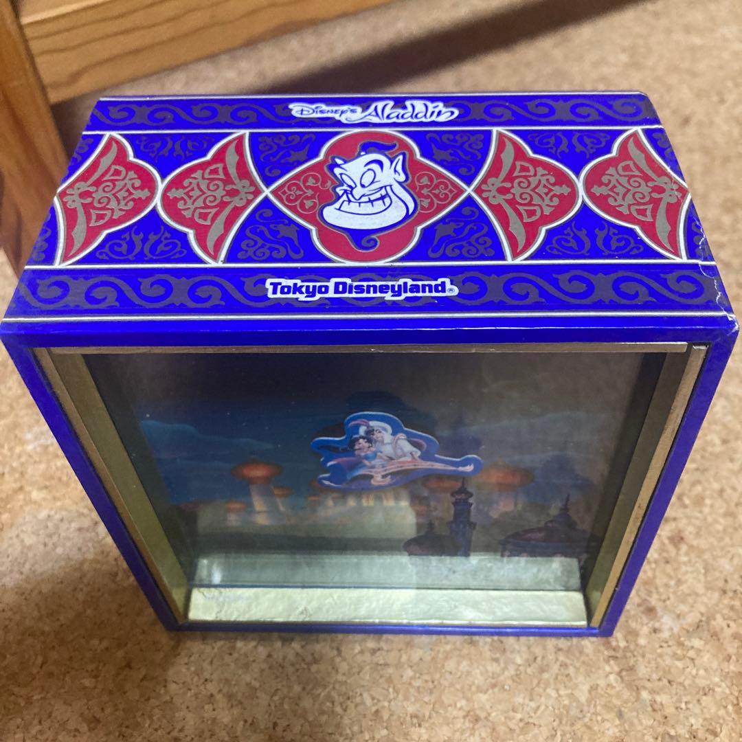 ディズニーランド限定　魔法の絨毯に乗ったアラジンとジャスミンが動くオルゴール
