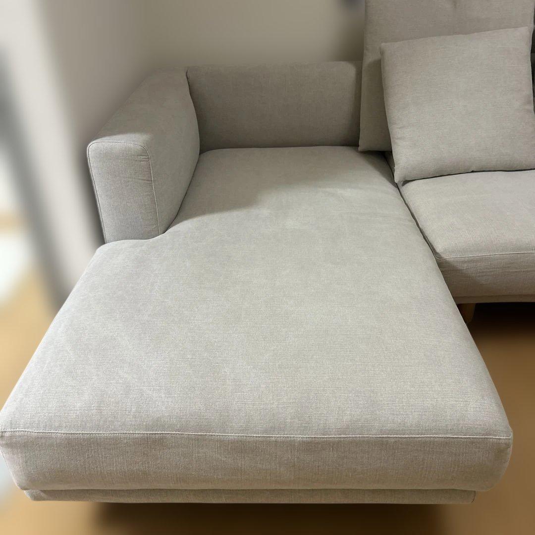 ACTUSソファ　BUILD ベージュ色　 4個クッション付き