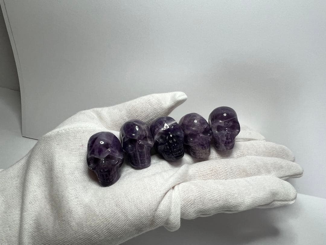 天然水晶の手彫り宇宙人の頭蓋骨（ミニ）