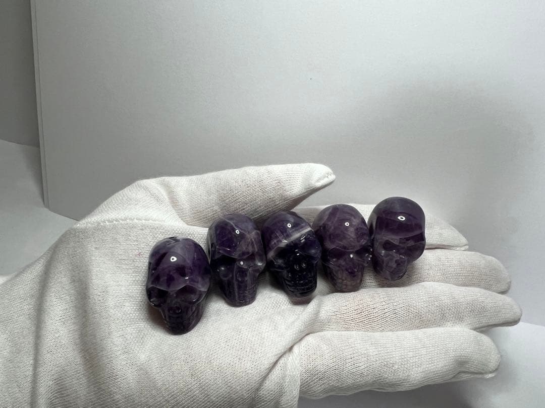 天然水晶の手彫り宇宙人の頭蓋骨（ミニ）