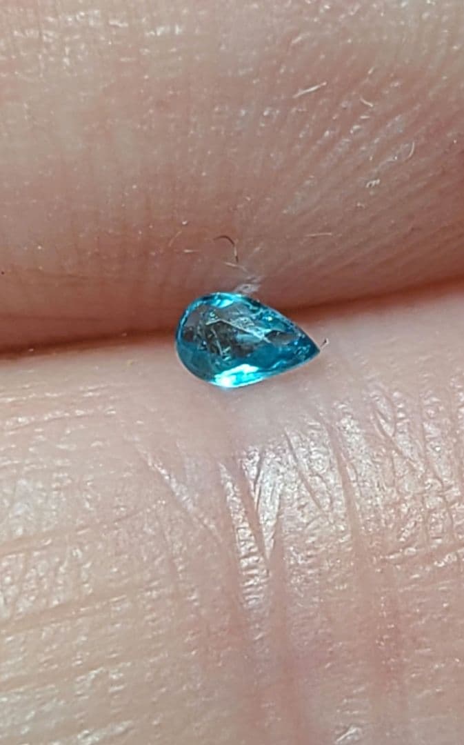 明るいブルーのエイトリータ☆ブラジルバターリャパライバトルマリン