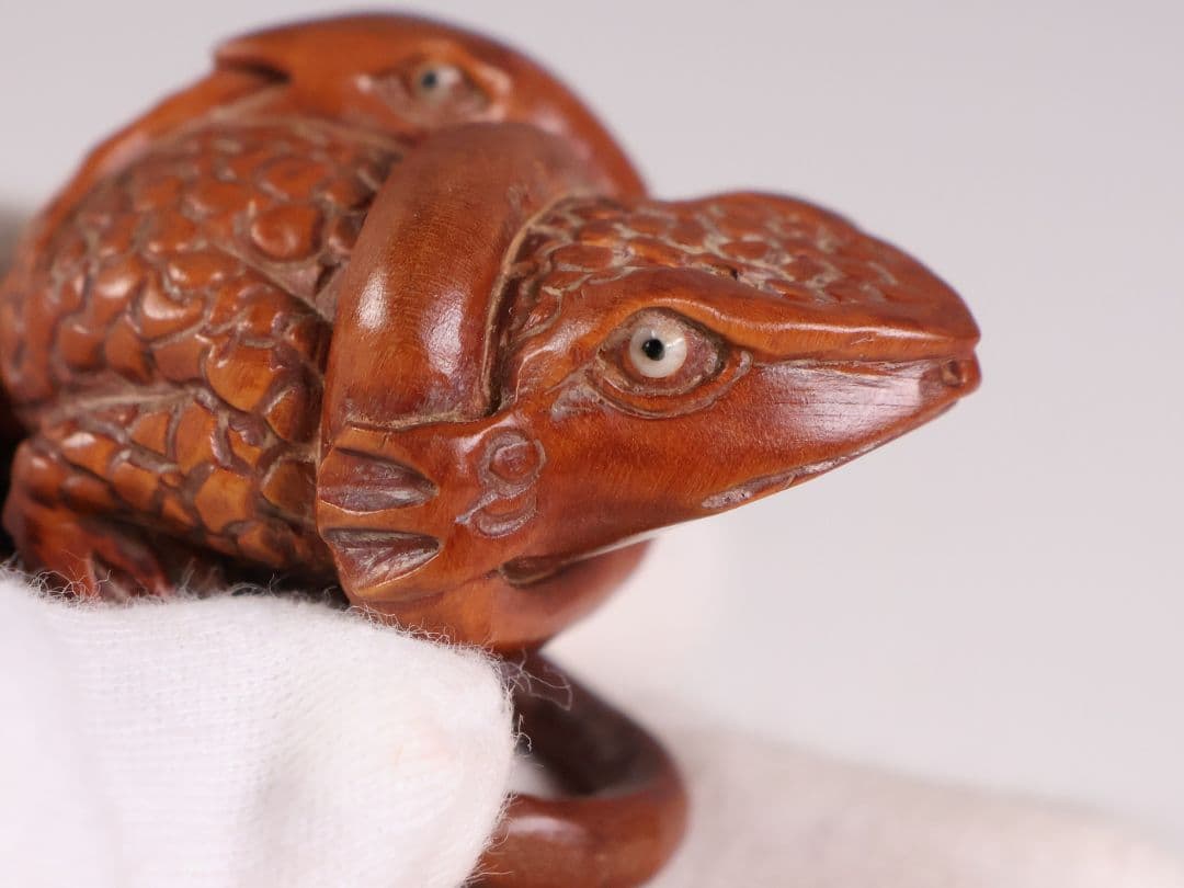 木製 提物 根付 玉石銘 蛙と蛇 彫刻 木彫【MA898】