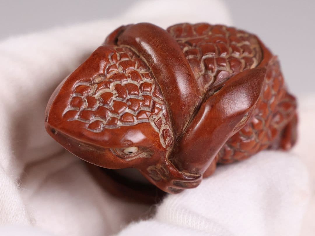 木製 提物 根付 玉石銘 蛙と蛇 彫刻 木彫【MA898】