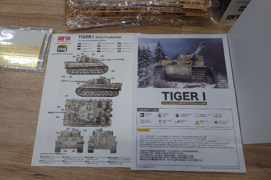 TIGER I 1/35スケール プラモデル