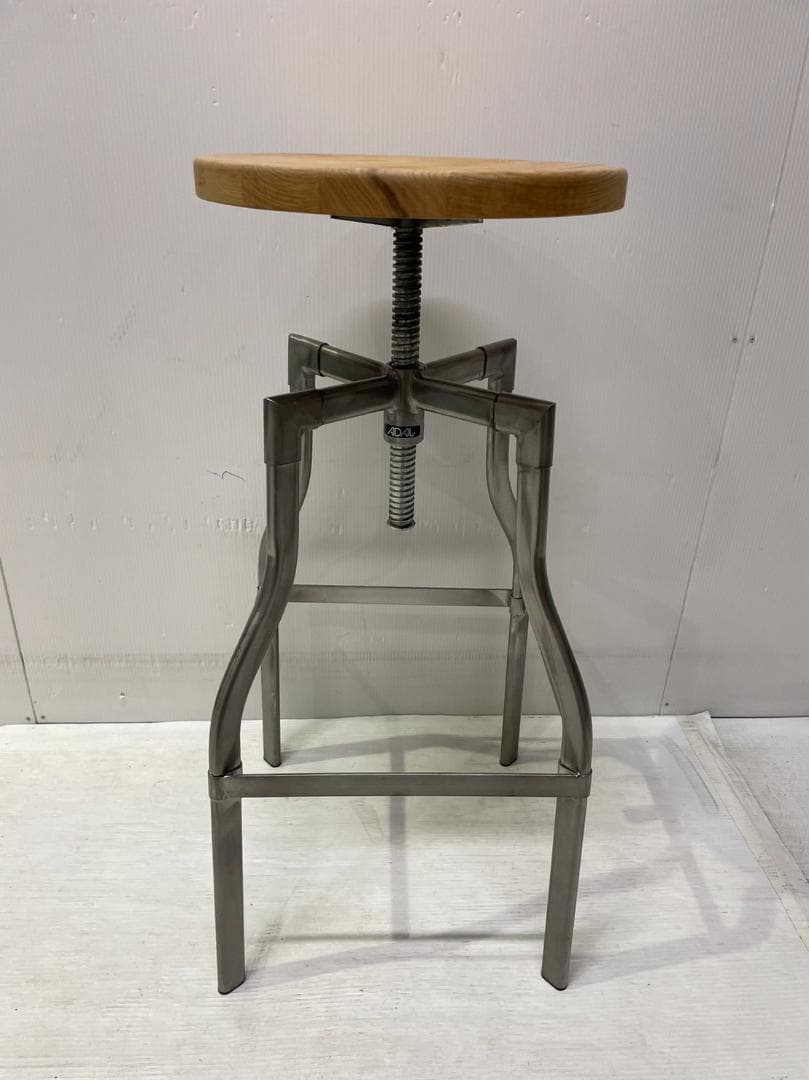 2.【高さ調節可能】カウンタースツール