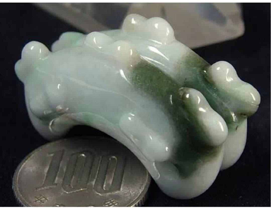 国石　糸魚川翡翠　双体子持ち勾玉