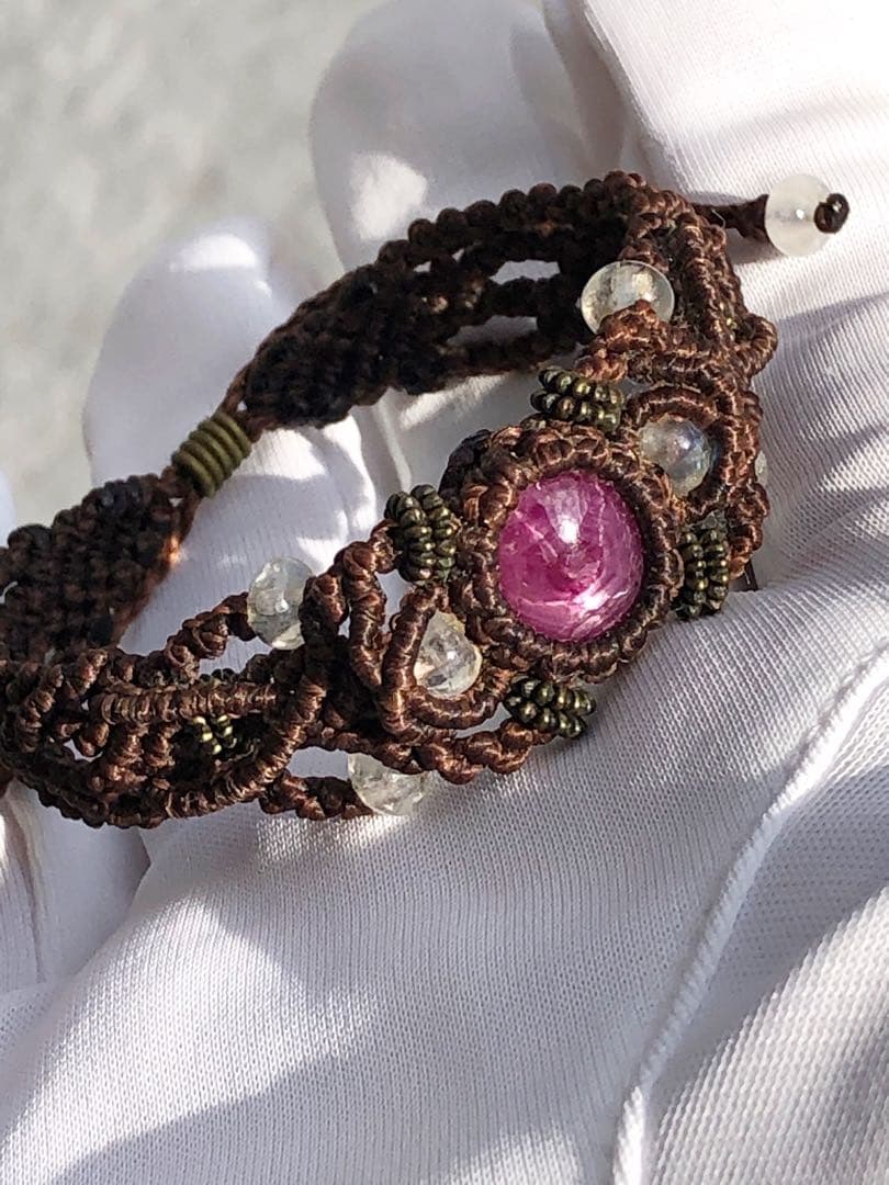 スタールビーとレインボームーンストーンのマクラメブレスレット