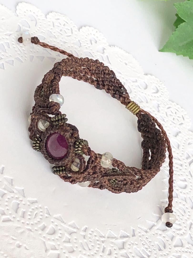 スタールビーとレインボームーンストーンのマクラメブレスレット