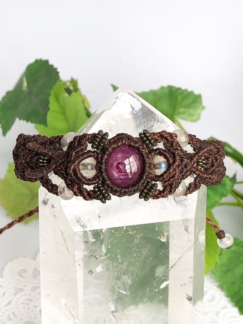 スタールビーとレインボームーンストーンのマクラメブレスレット