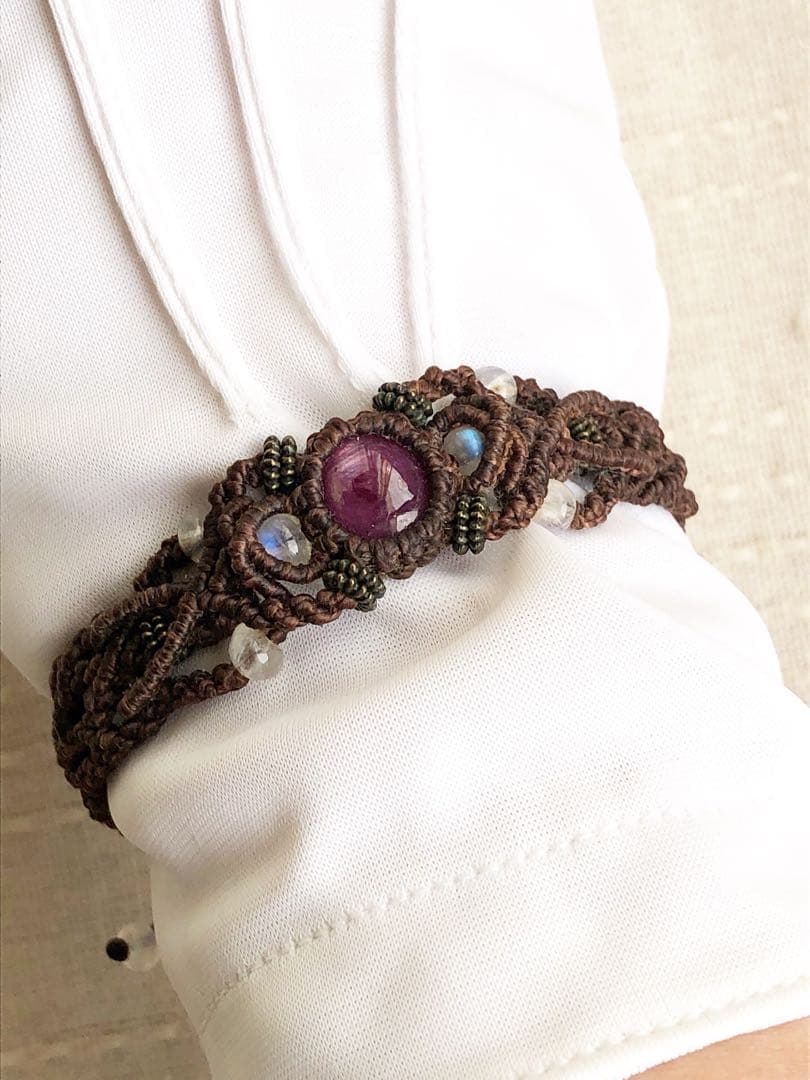 スタールビーとレインボームーンストーンのマクラメブレスレット