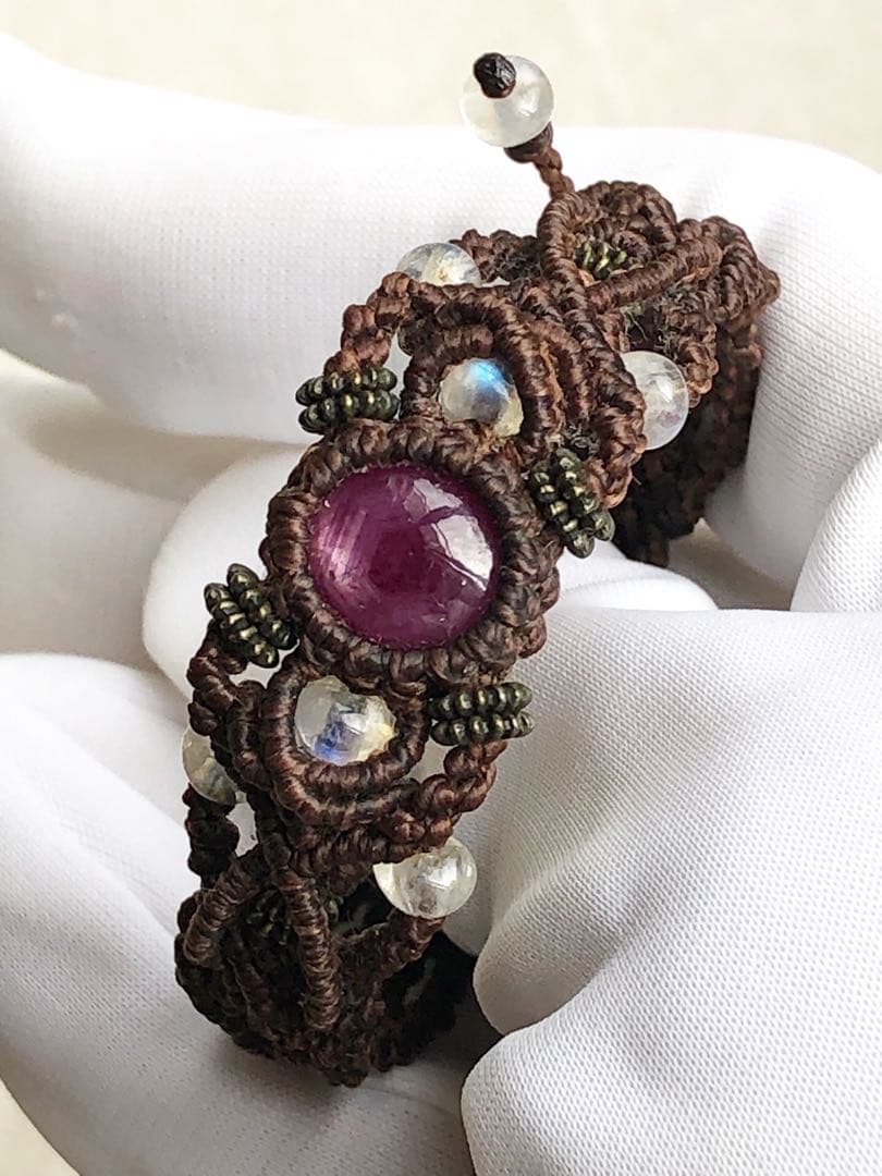 スタールビーとレインボームーンストーンのマクラメブレスレット