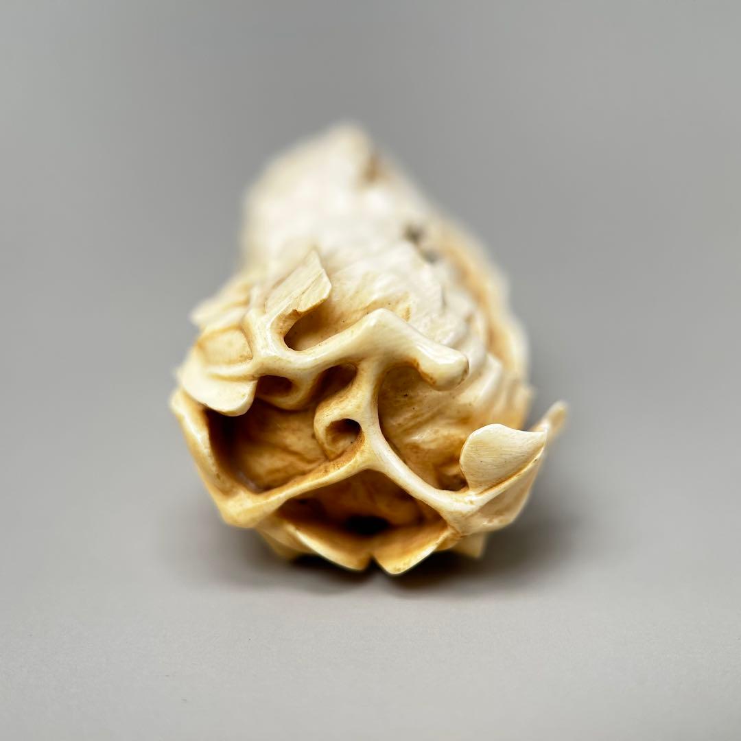 蟻と豆の彫刻極上　根付　天然素材アンティーク骨董　飾り物古美術置物細密細工