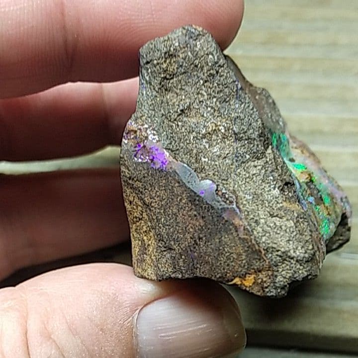 ボルダーオパール置物