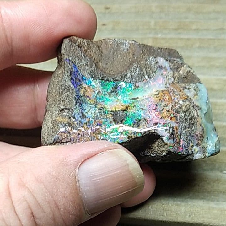 ボルダーオパール置物