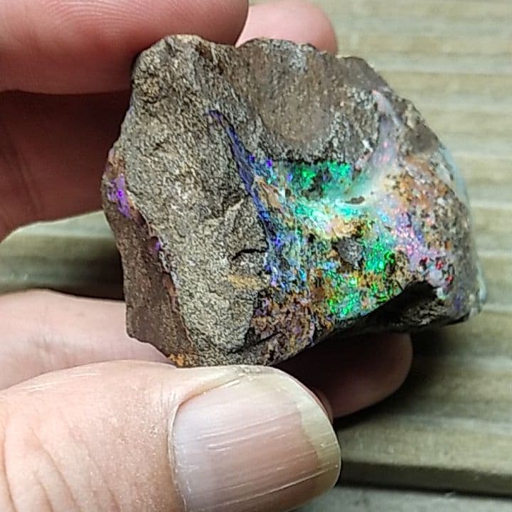 ボルダーオパール置物