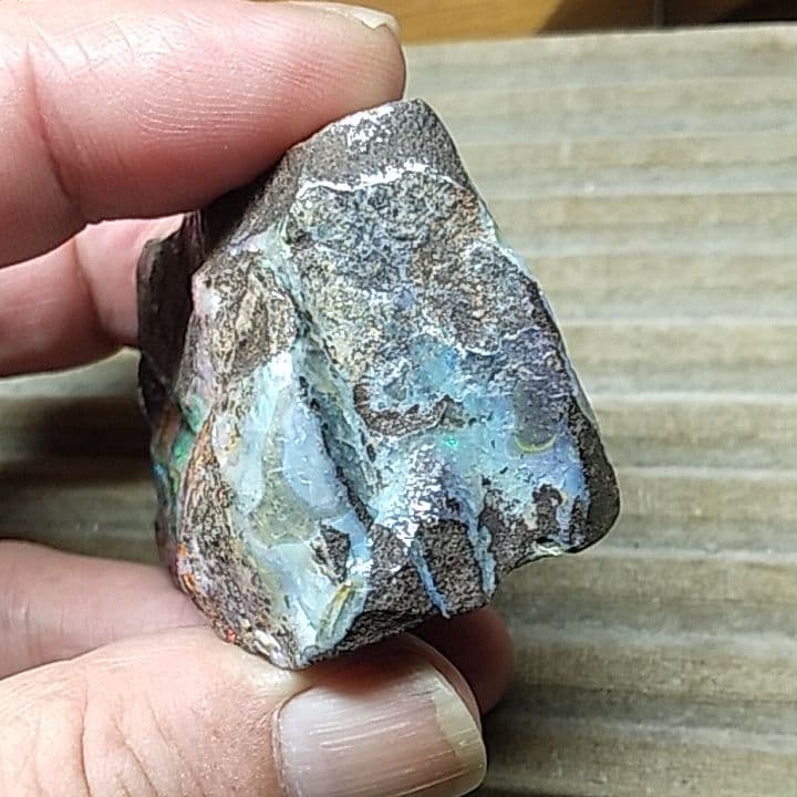 ボルダーオパール置物