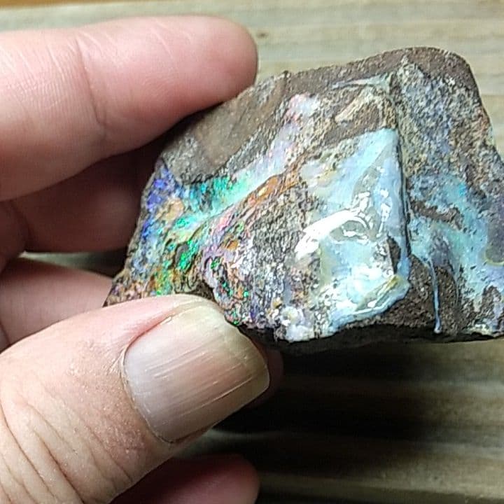 ボルダーオパール置物