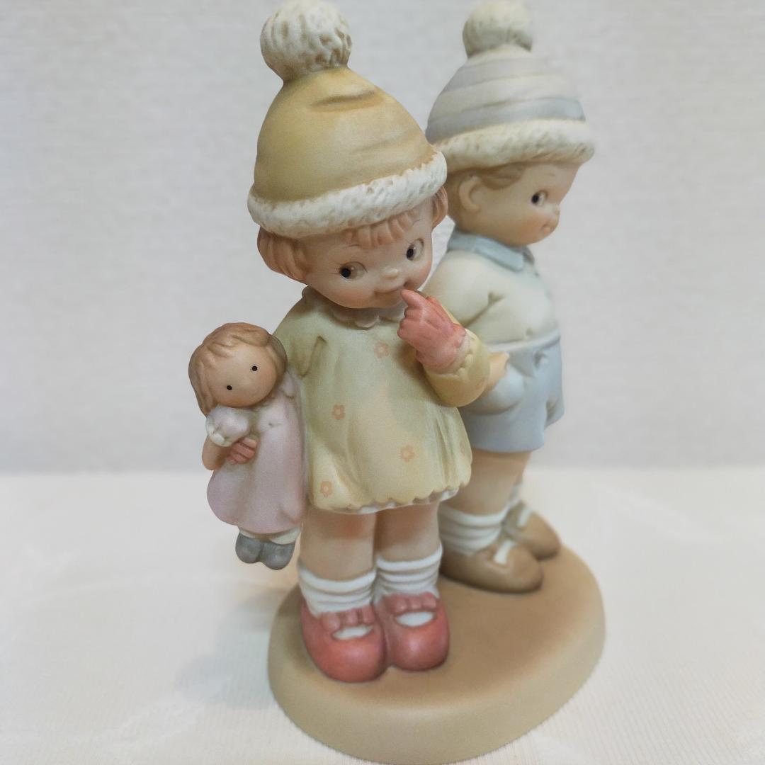 マーベルルーシーアトウェル【置物／陶器人形／フィギュア】シャイな女の子と男の子