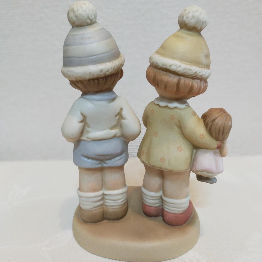 マーベルルーシーアトウェル【置物／陶器人形／フィギュア】シャイな女の子と男の子