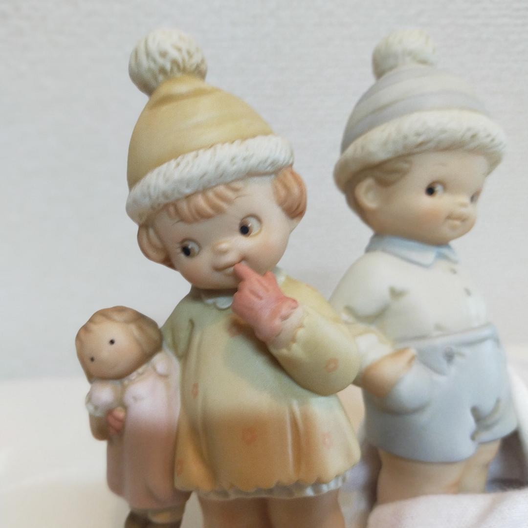 マーベルルーシーアトウェル【置物／陶器人形／フィギュア】シャイな女の子と男の子