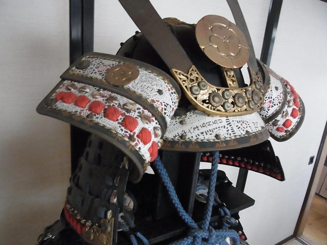 着払い・2個口発送 武具甲冑 鎧兜 鎧櫃 等身大 丸に木瓜 現代鎧 - メルカリ