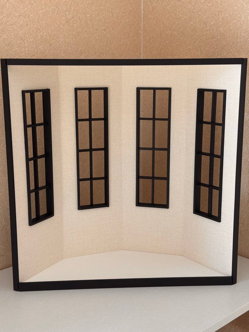 4面窓の自立背景ボード　ドールハウス