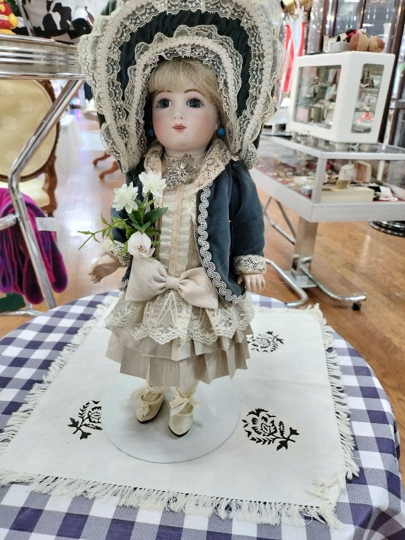 ビスクドール　レース装飾付き青いドレスの人形