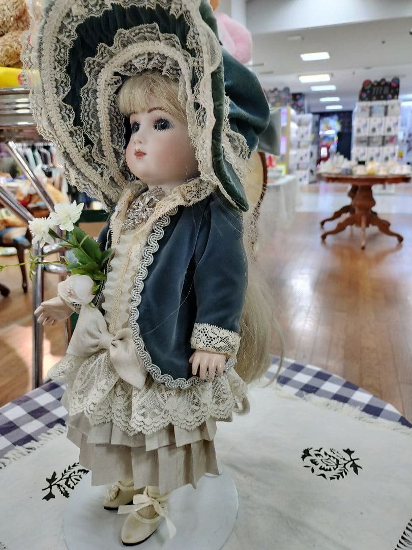 ビスクドール　レース装飾付き青いドレスの人形