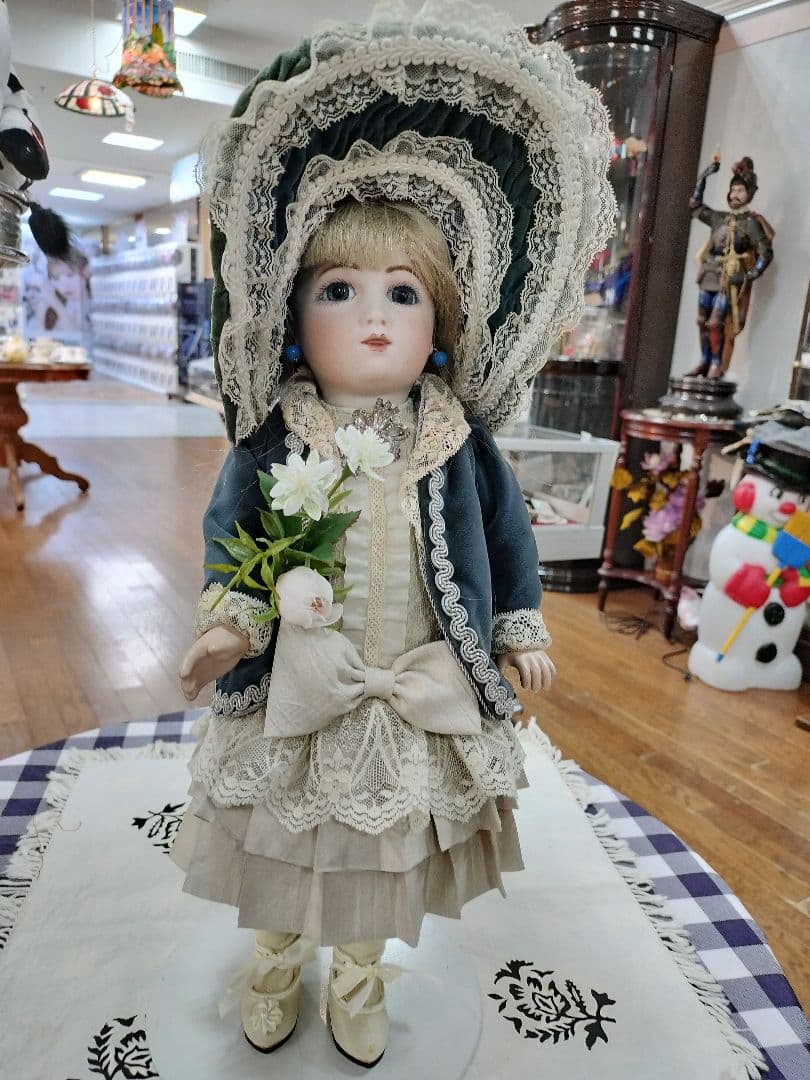 ビスクドール　レース装飾付き青いドレスの人形