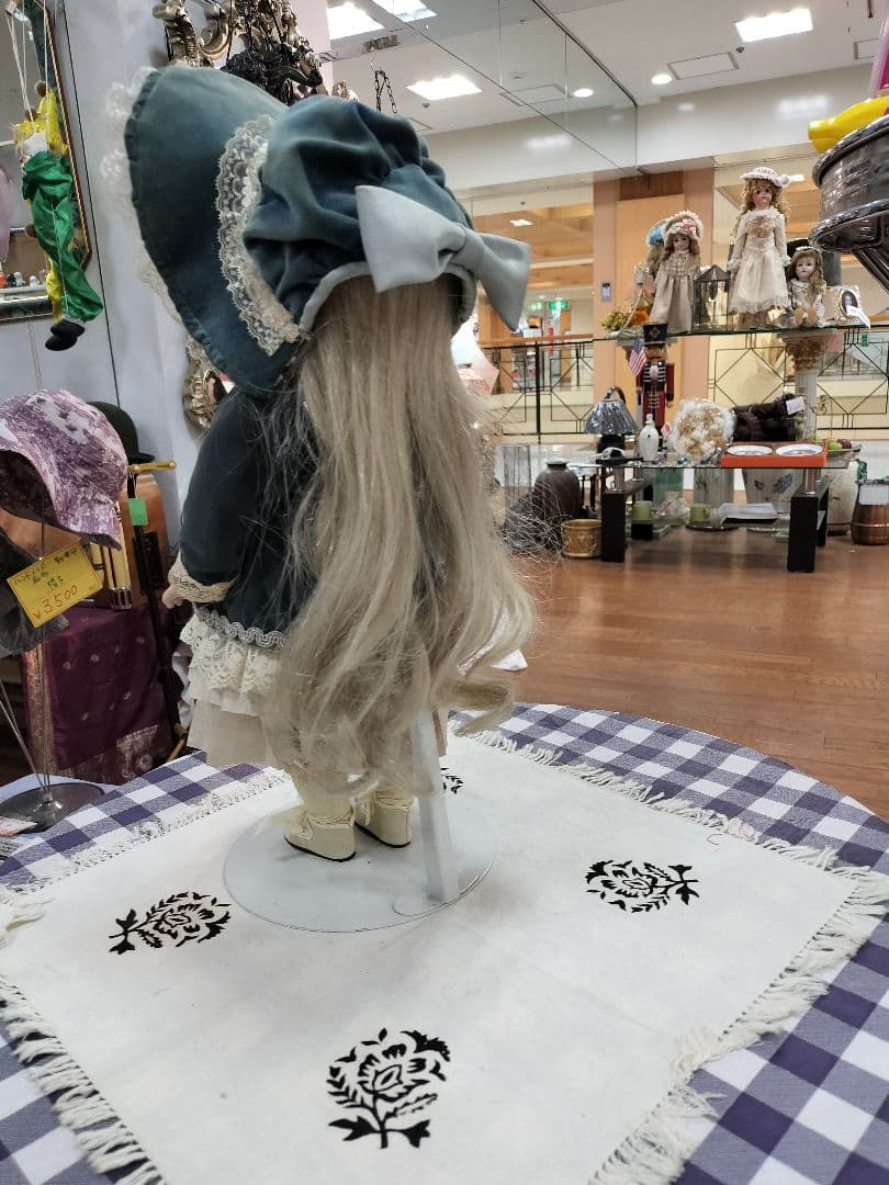 ビスクドール　レース装飾付き青いドレスの人形