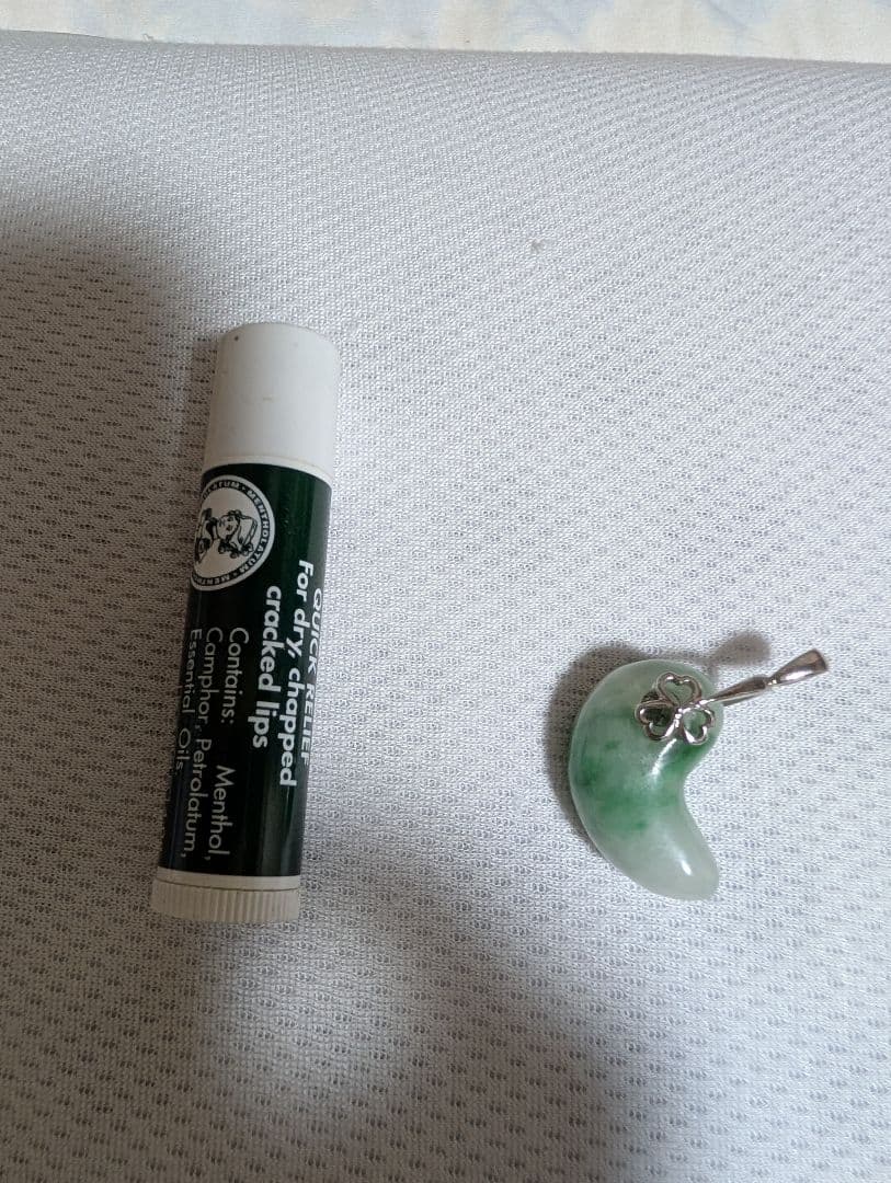 翡翠 豆型ペンダント 花チャーム付き