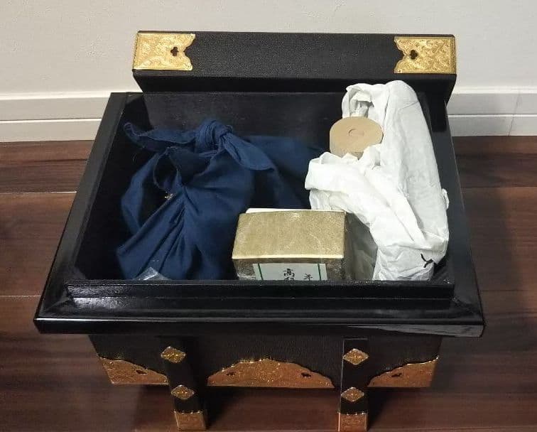 お値引きしました‼️  本物の水晶付き兜飾り (竹麿呂作 15号兜)