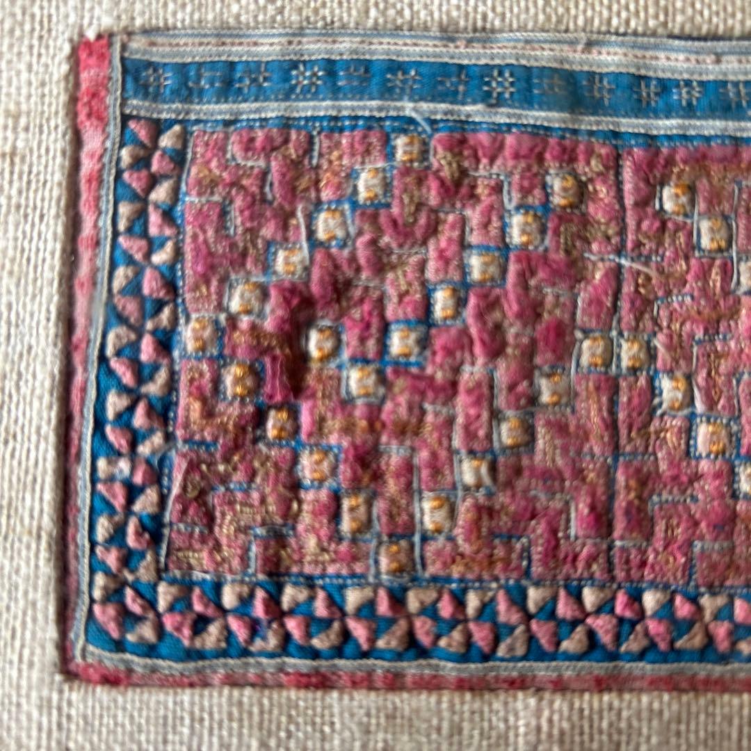 古布モン族手刺繍布後ろ襟・古木チーク額装