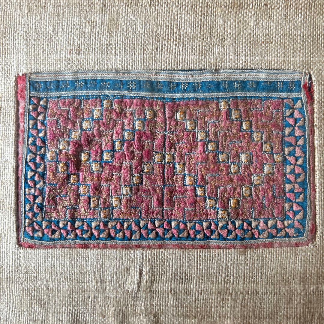 古布モン族手刺繍布後ろ襟・古木チーク額装