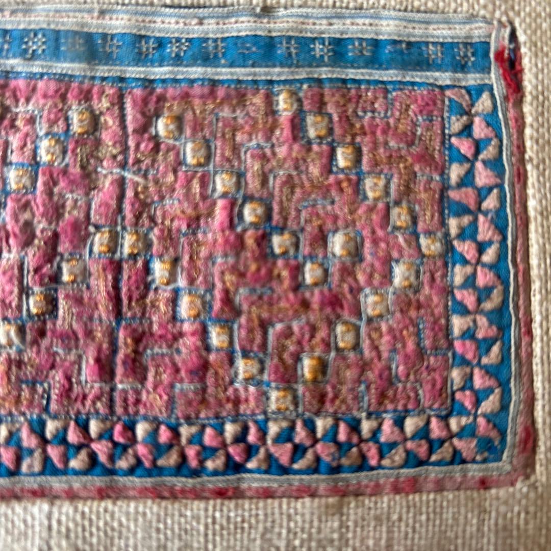 古布モン族手刺繍布後ろ襟・古木チーク額装
