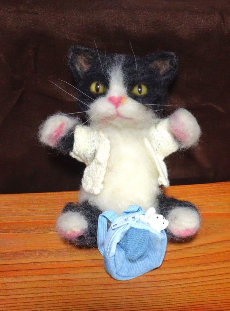 羊毛フェルト ・ハチワレ/ セーターとバッグ付き