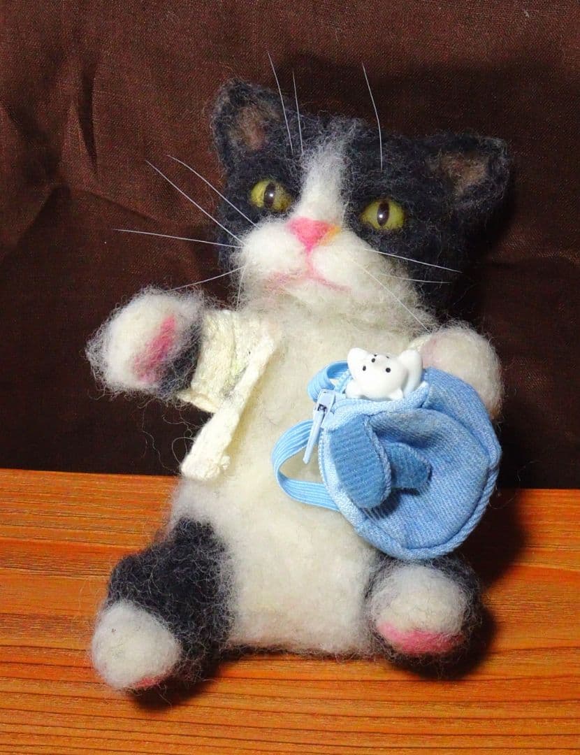 羊毛フェルト ・ハチワレ/ セーターとバッグ付き