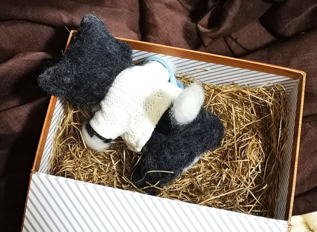 羊毛フェルト ・ハチワレ/ セーターとバッグ付き