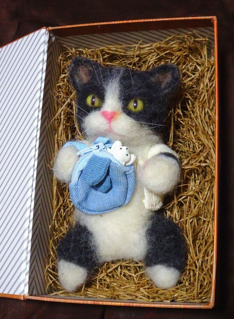 羊毛フェルト ・ハチワレ/ セーターとバッグ付き