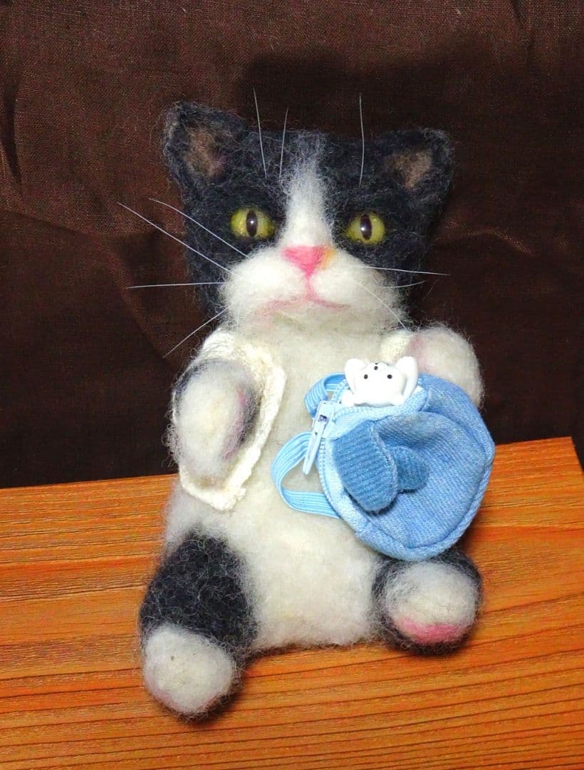 羊毛フェルト ・ハチワレ/ セーターとバッグ付き