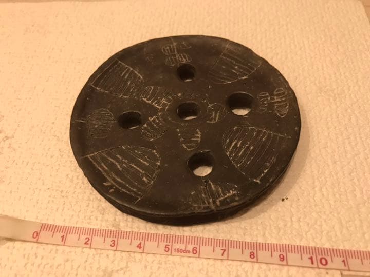 エチオピア少数民族ムルシ族の唇に入れる皿　文化的価値有