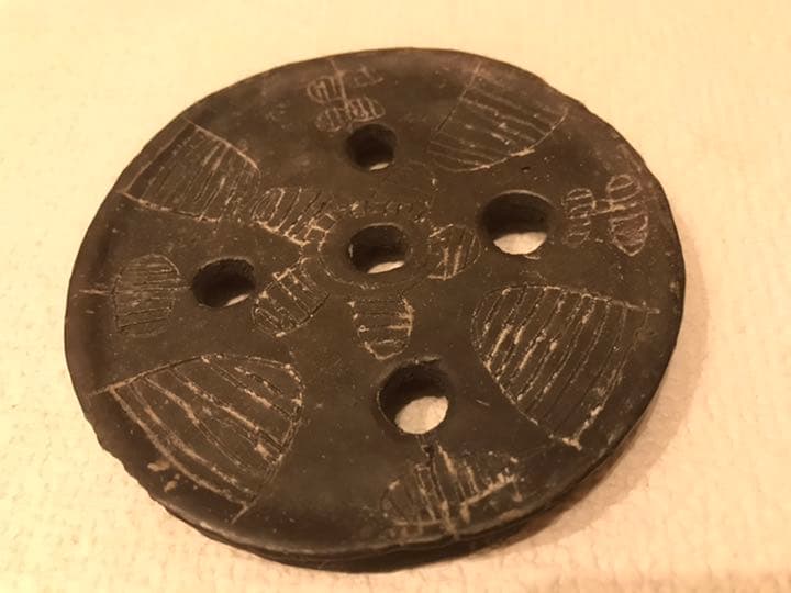 エチオピア少数民族ムルシ族の唇に入れる皿　文化的価値有