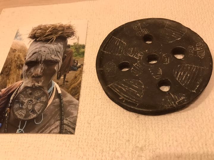 エチオピア少数民族ムルシ族の唇に入れる皿　文化的価値有