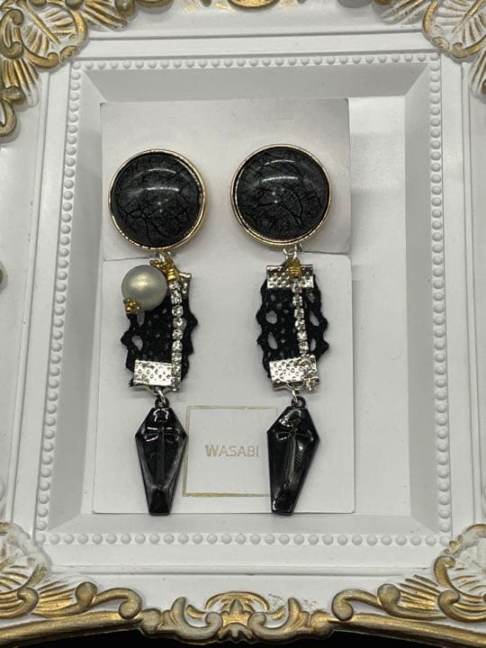 （ハロウィン）（送料無料）ブラックカボションとラインストーンとクロスのイヤリング