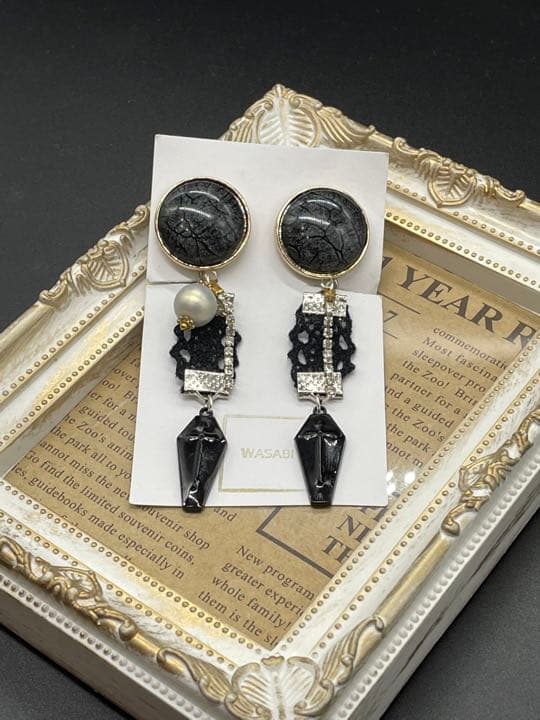 （ハロウィン）（送料無料）ブラックカボションとラインストーンとクロスのイヤリング