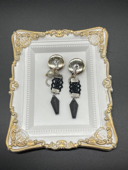 （ハロウィン）（送料無料）ブラックカボションとラインストーンとクロスのイヤリング