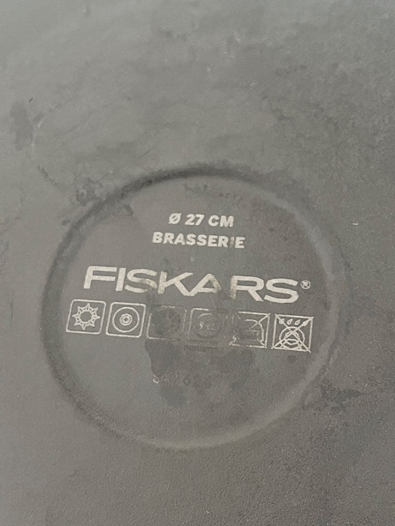 FISKARS 鋳鉄製フライパン 木製ハンドル